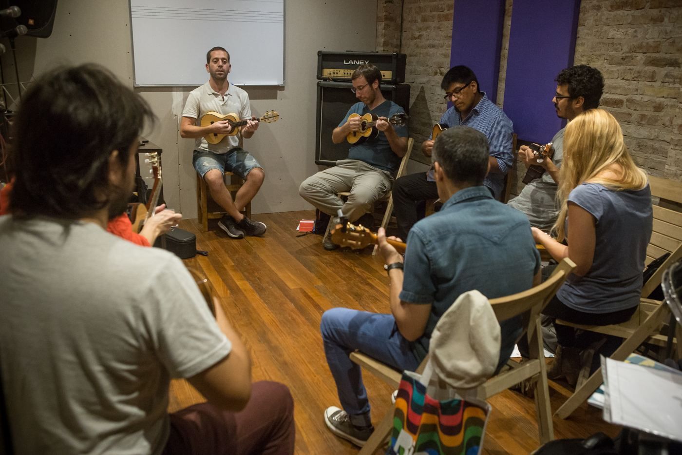 Clase grupal de cavaquinho en una sala